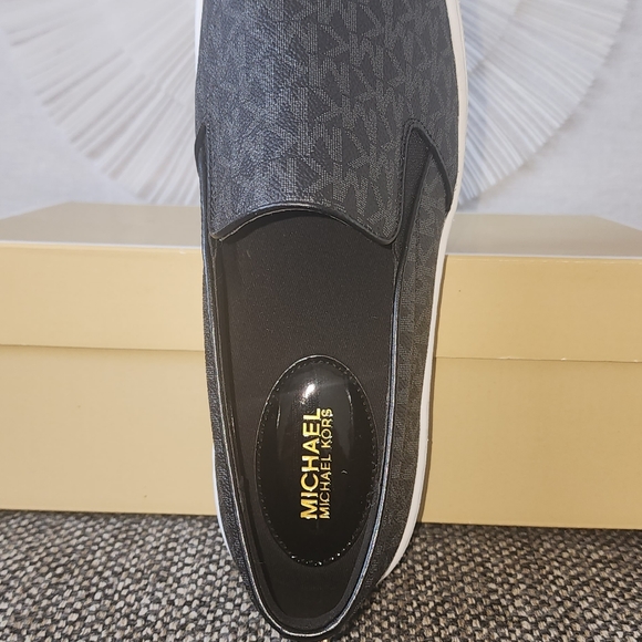 Shoes - Picture 4 of 7